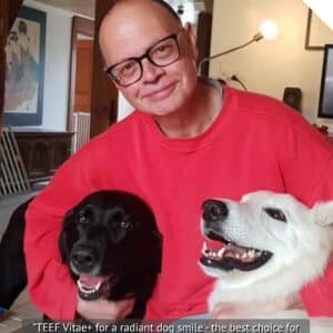 Customer Martin with two dogs and an English testimonial about TEEF Vitae+