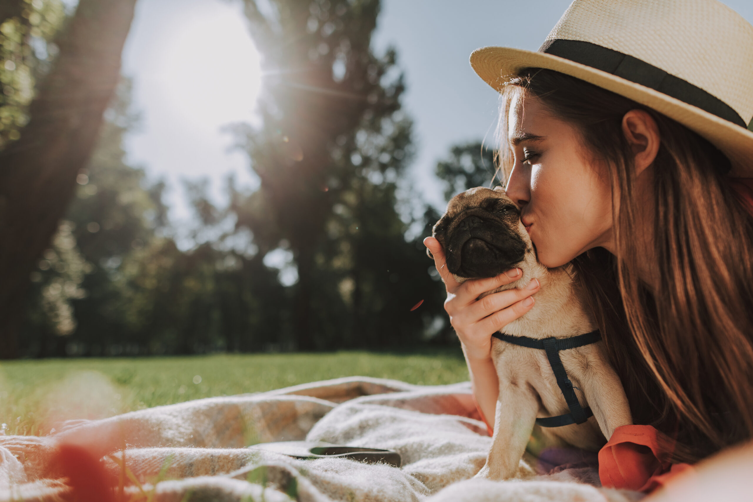 Persona abrazando a su perro